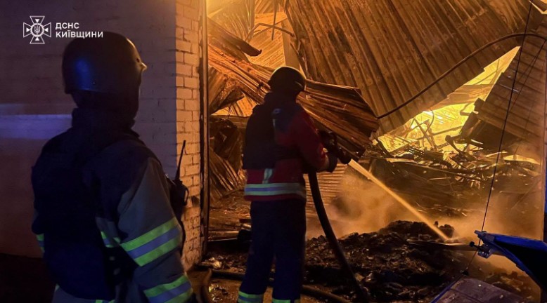Під Києвом внаслідок обстрілу горіли фармацевтичні склади Під Києвом внаслідок обстрілу горіли фармацевтичні склади